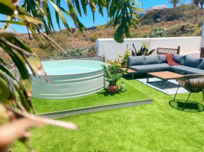 Casa con piscina y jardín con vistas al mar